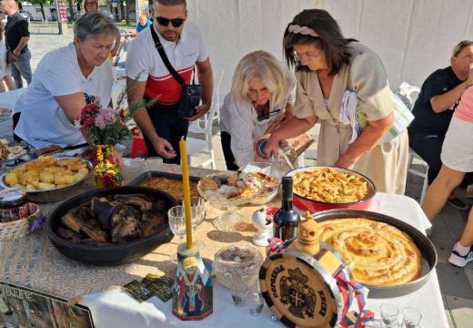 U okviru manifestacije “Tkanica od zlata, igre i zanata”: Vrijedne ruke semberskih žena (Foto)