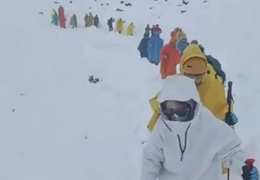 200 planinara i dalje zarobljeno na Mont Everestu: Nezapamćena snježna oluja uništila kampove (Foto)