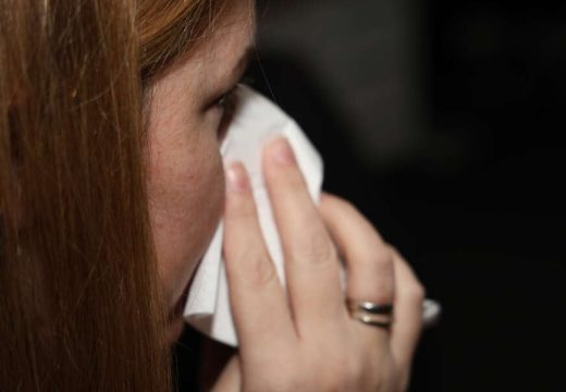 Dugo kašljete i curi vam nos: Šta raditi kada prehlada dugo traje i šta je najčešći uzrok