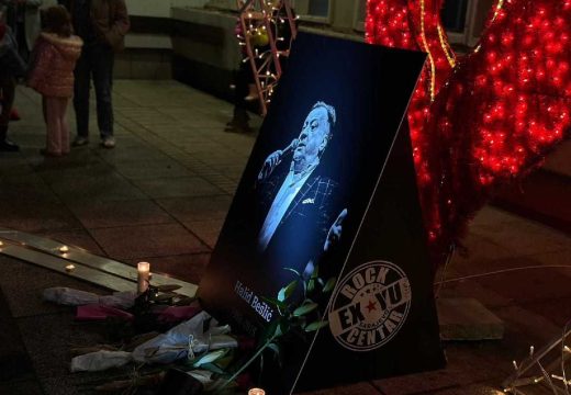 Stotine građana pjeva u čast Halida Bešlića: Tišina, suze i pjesma večeras su ispunili plato ispred Doma mladih u Sarajevu (Video)