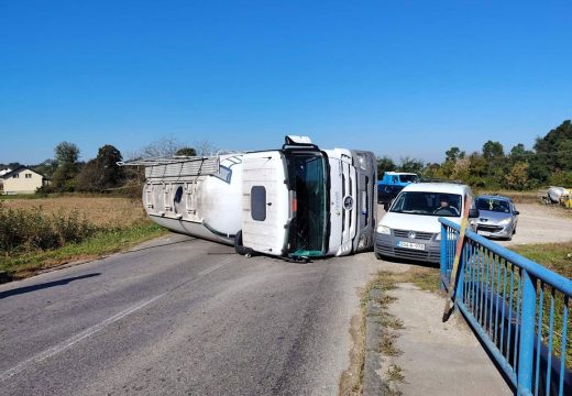 Uklonjen kamion: Uspostavljen saobraćaj na putu Srbac-Razboj