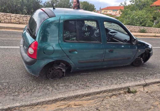 Nevjerovatna scena u Hrvatskoj: Vozila bez guma sa otvorenim gepekom (Video)