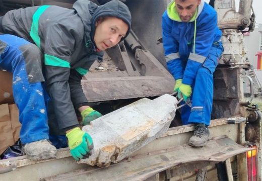 Kakanj: Nišan bačen u smeće, građani ogorčeni (Foto)