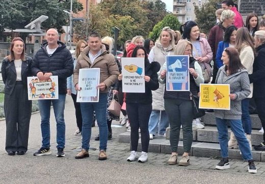 Mirni protest radnika Dječijeg vrtića “Čika Jova Zmaj”: Radnici traže redovnu isplatu plata (Foto)
