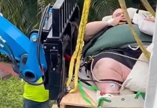 SAD: Muškarca od 272 kilograma pomoću krana iznijeli iz njegovog doma (Video)