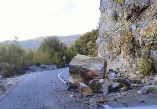 Vozači oprez: Veliki odron kod Kneževa