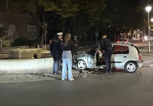 Oglasila se policija: Pijani vozač udario u fontanu