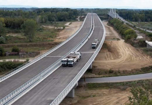 Počelo testiranje mosta kod Bijeljine, na dionici Kuzmin – Sremska Rača: Izvezli šest kamiona sa po 35 tona (Video)