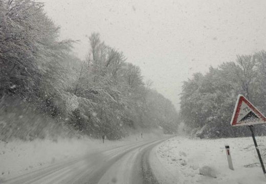 Vozači oprez: Snijeg i poledica otežavaju saobraćaj u planinskim predjelima