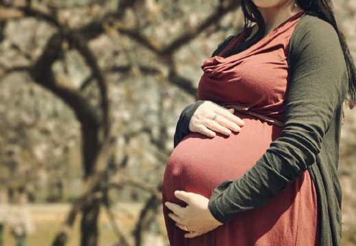 “Ignorišu presude suda”: Advokati tvrde da FZO RS vrši diskriminaciju trudnica i ne poštuje Ustav RS