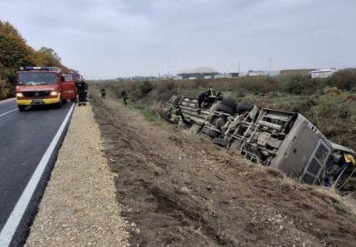 U Sremskoj Mitrovici Dan žalosti: Autobus se prevrnuo, troje ljudi poginulo
