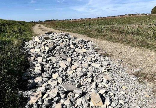 Saobraćajna blokada u Batkoviću: Izvođač radova istovario beton na lokalni put