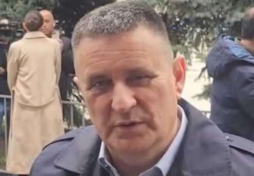 BiH: Vlado Đajić i Emina Jahović stigli na sahranu Halida Bešlića (Video)