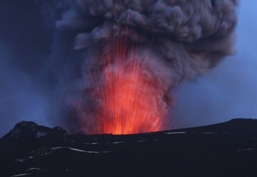 Japan: Vulkan izbacio pepeo 4,4 kilometra u visinu