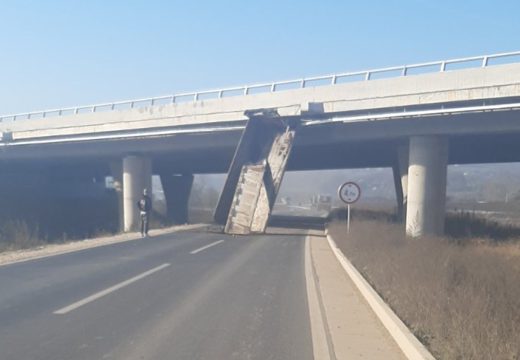 Vozio kamion s podignutom prikolicom, udario u nadvožnjak auto-puta kod Doboj-Juga (Video)