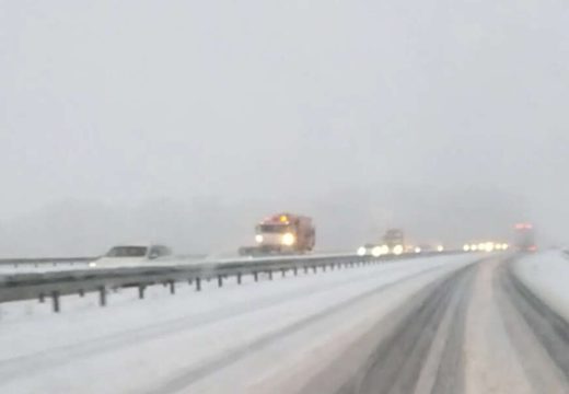 OTEŽANO KRETANJE NA AUTO-PUTU „9.JANUAR“: Kamion zaglavljen na putu Doboj – Stanari, vozi se jednom kolovoznom trakom  (Video)