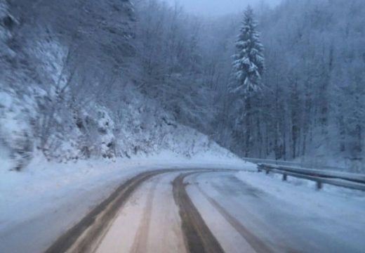 Vozači oprez: Poledica, snijeg i magla usporavaju saobraćaj