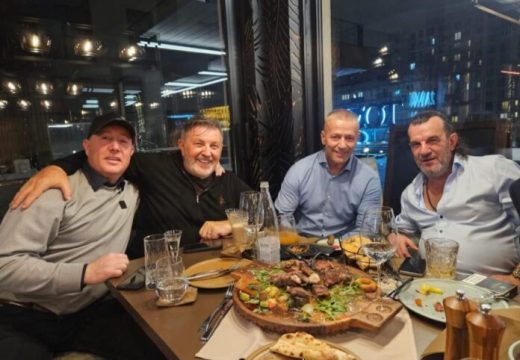 Srbija: Aca Lukas i Naser Orić zajedno uživaju dok Šerif Konjević pjeva (Video)