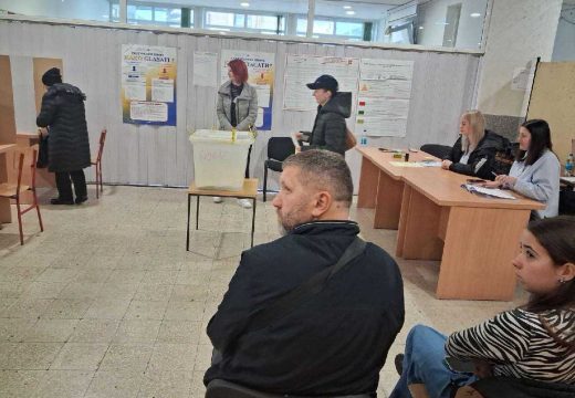 Biračka mjesta u Bijeljini: Bez većih gužvi na glasačkim mjestima (Foto)
