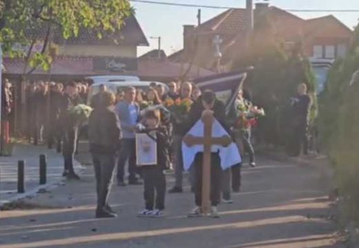 Sin u suzama ljubi krst: Rijeka ljudi ispratila Mladena Žižovića na vječni počinak