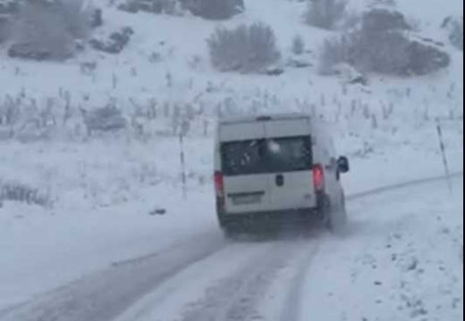 Otežan saobraćaj: Snijeg zabijelio na Glamoču (Video)