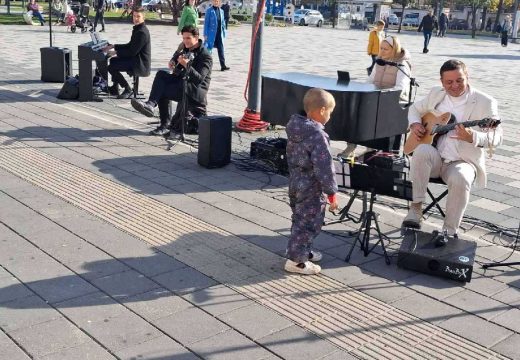 Pobijediće ljubav: Ulični svirači u Bijeljini (Foto)