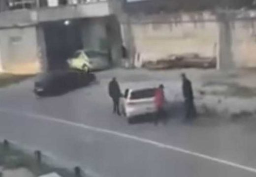 Drama kod Velike Kladuše: Izazvao udes, pa učestvovao u tuči, suvozač pokušao pregaziti ljude (Video)