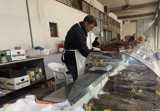 Na pijacu u Bijeljini stiglo čuveno suvo meso iz Visokog: Stelja košta do 45 maraka, ali ko proba – ne ide praznih ruku (Foto)