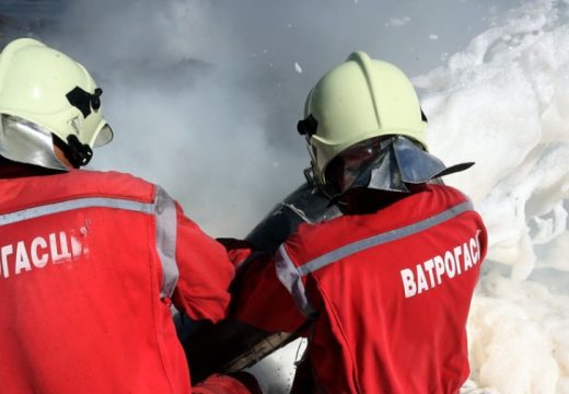Haos u Bijeljini: Na parkingu gorjela četiri vozila