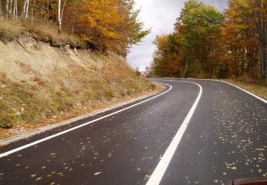 Vozači, oprez: Kolovozi mjestimično vlažni, poledica u višim planinskim predjelima