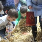 Stari običaj na Badnje veče: Evo šta simboliše pijukanje i unošenje slame