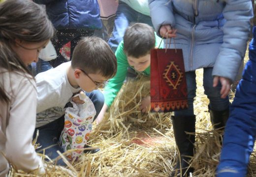Stari običaj na Badnje veče: Evo šta simboliše pijukanje i unošenje slame
