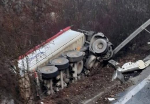 Teška nesreća u BiH: Poginuo vozač kamiona