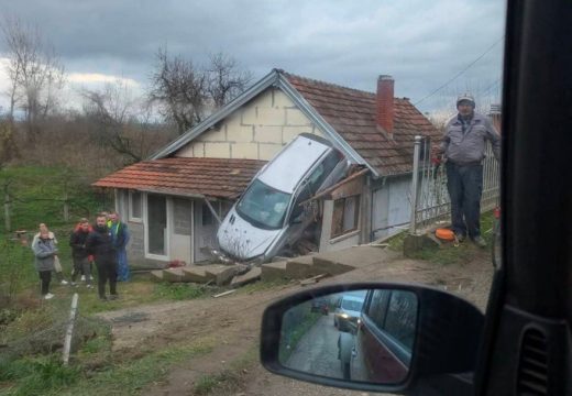 Ostrikovac: Automobil završio na kući (FOTO)