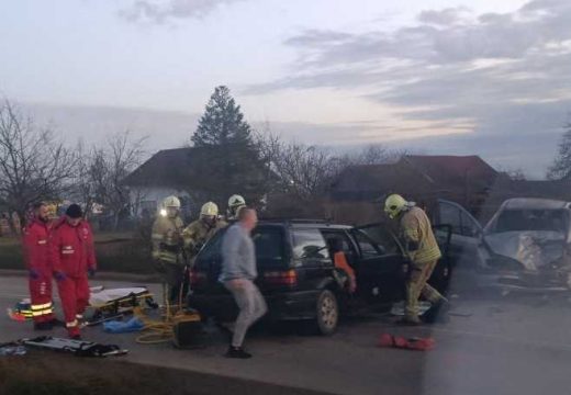 Hronika: Saobraćajna nezgoda u Prijedoru, na terenu policija i vatrogasci