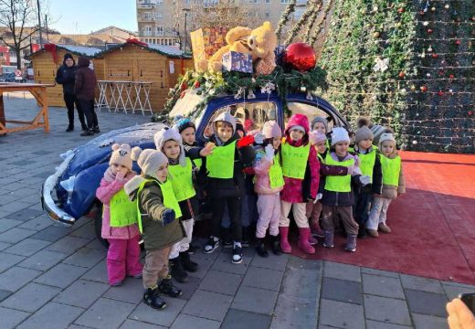 U okviru ovogodišnjeg „Zimskog korza“: Kićenje novogodišnje jelke i doček Deda Mraza (Foto)