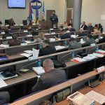 “Ćutolozi” u Skupštini Grada Bijeljina: Četiri odbornika se nijednom nisu javila za riječ (SPISAK)