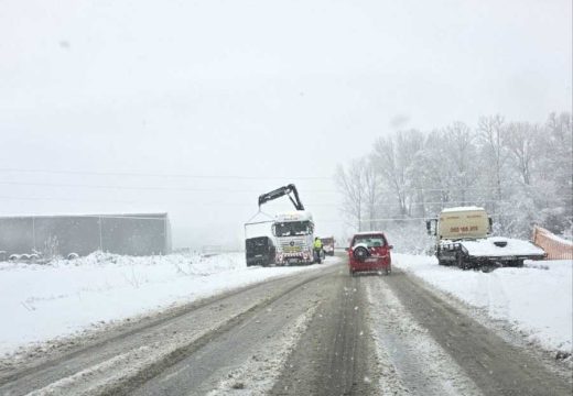 Kolaps na bijeljinskim putevima: Kamioni zaglavljeni, blokiran saobraćaj u više naselja (Foto)