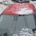 Bijeljina: Ko je odgovoran? Ledena lavina s krova – automobili uništeni (Foto)