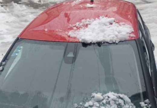 Bijeljina: Ko je odgovoran? Ledena lavina s krova – automobili uništeni (Foto)