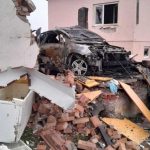 Strašna eksplozija u Derventi: Raznesena garaža, oštećeni kuća i auto (Foto)