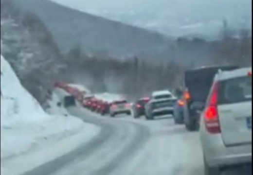 Haos na putu Bjelašnica-Sarajevo: Vozači satima zaglavljeni u snijegu (Video)