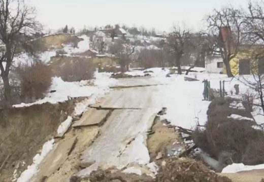 U Starom Ugljeviku i dalje kritično: Klizišta nose kuće i puteve, mještani bez struje i vode