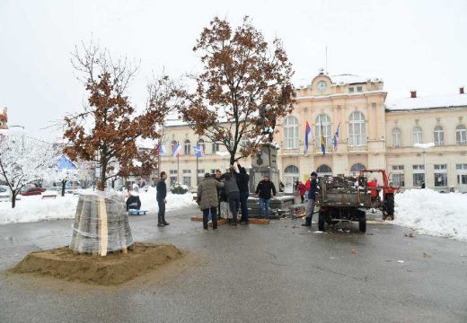 U Bijeljini pripreme za Badnje veče, sutra nalaganje badnjaka ispred zgrade Gradske uprave (Foto)