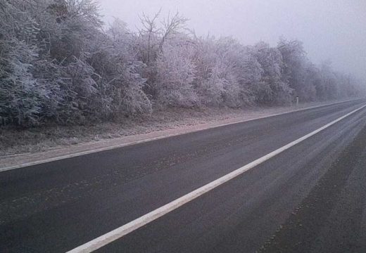 Putevi mokri i klizavi: U Posavini se snijeg zadržava na kolovozu