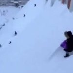 Snijeg do 5. sprata, ljudi bez namirnica: Nestvarni prizori iz Rusije, stanovnici Kamčatka izlaze iz stanova kroz prozor (Video)