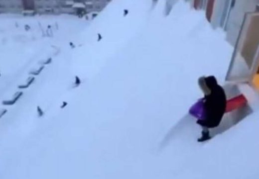 Snijeg do 5. sprata, ljudi bez namirnica: Nestvarni prizori iz Rusije, stanovnici Kamčatka izlaze iz stanova kroz prozor (Video)