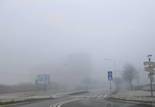 Magla usporava vožnju: Putevi prohodni, ali saobraćaj otežan