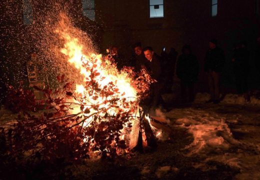 Proslavljeno Badnje veče, naloženi badnjaci