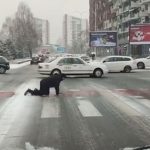 Vjerovali ili ne: Puzao preko pješačkog prelaza zbog snijega (Video)